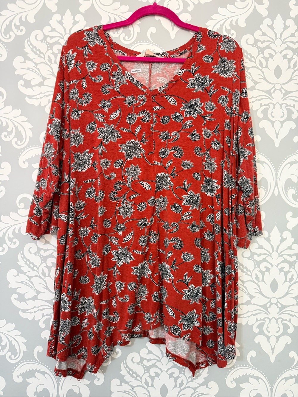 💫10/$25 • Magnolia Grace Red Floral V-Neck Tunic Top